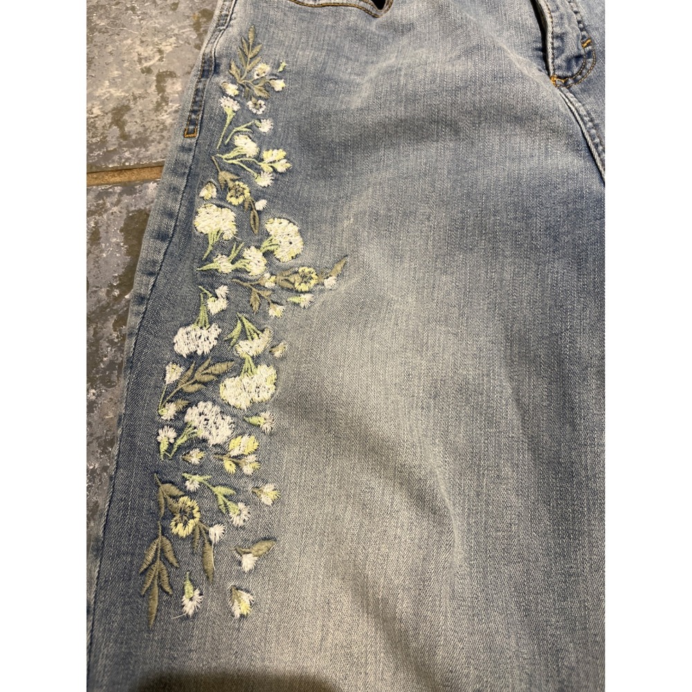 Style & Co Jeans Women's Size 8 Straight Leg Floral Embroidered Light Wash Denim - Picture 4 of 13